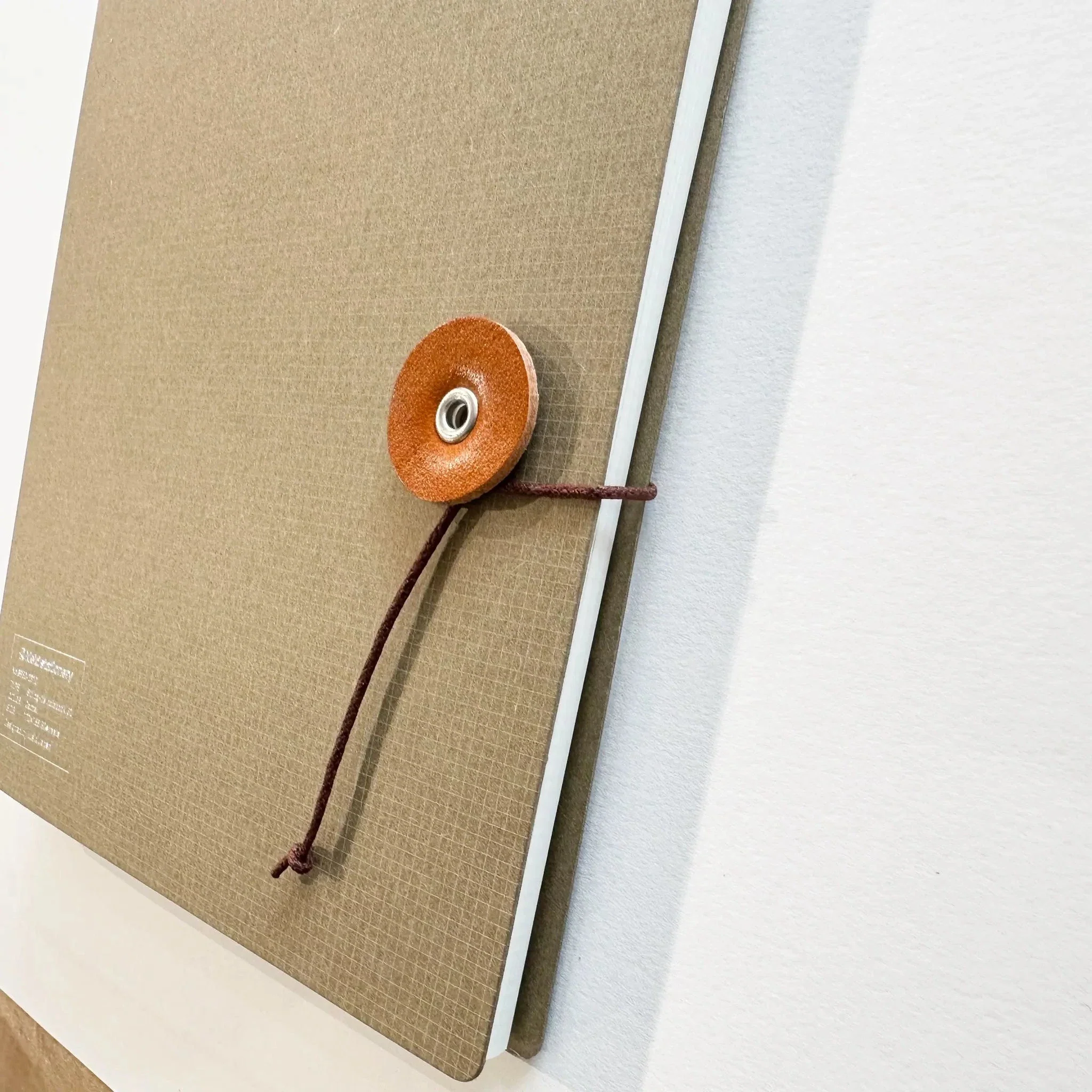 Kleid String Tie Square Notebook  Camel - Image 2