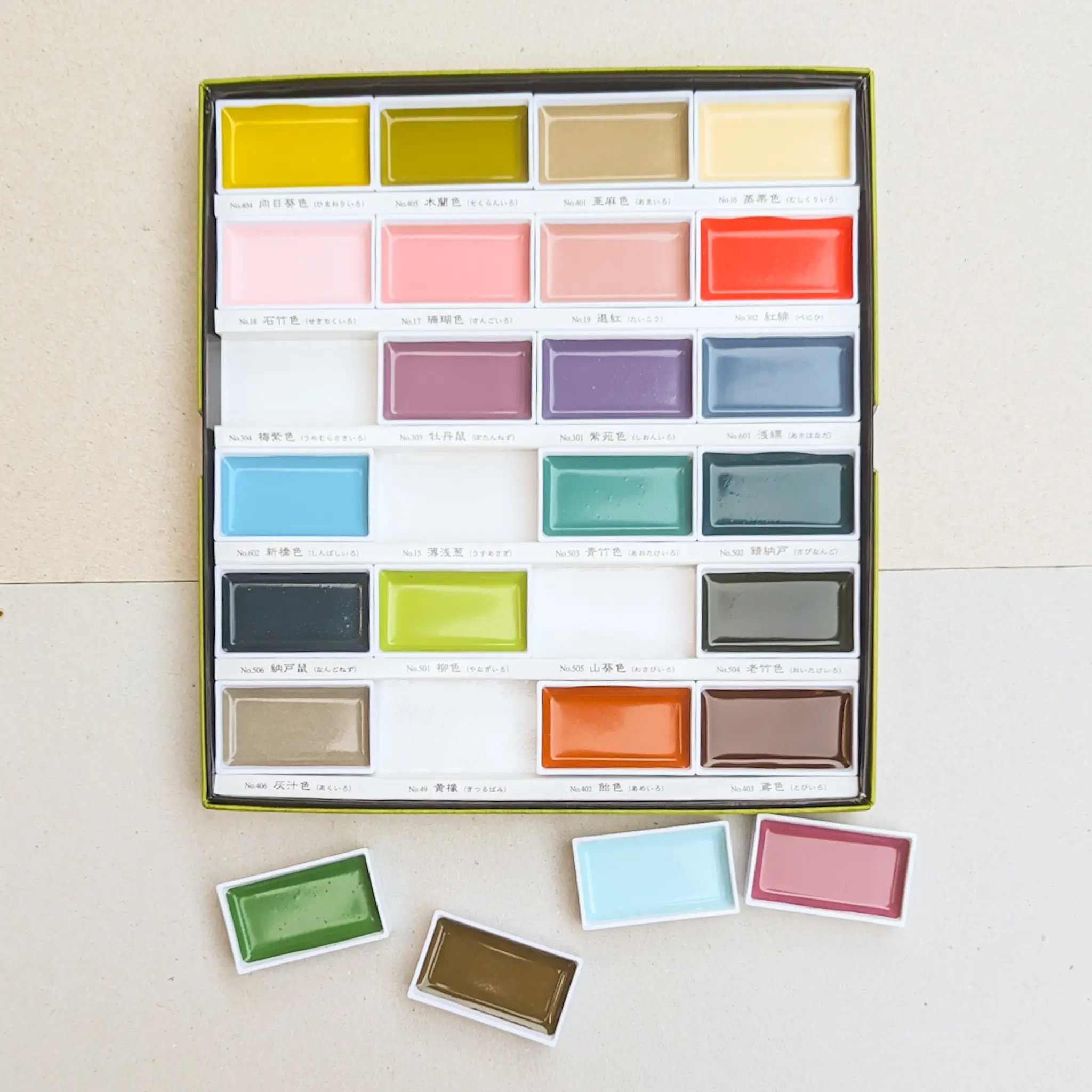 Kuretake Gansai Tambi Watercolour 24 Colour Art Nouveau Paint Set - Image 5
